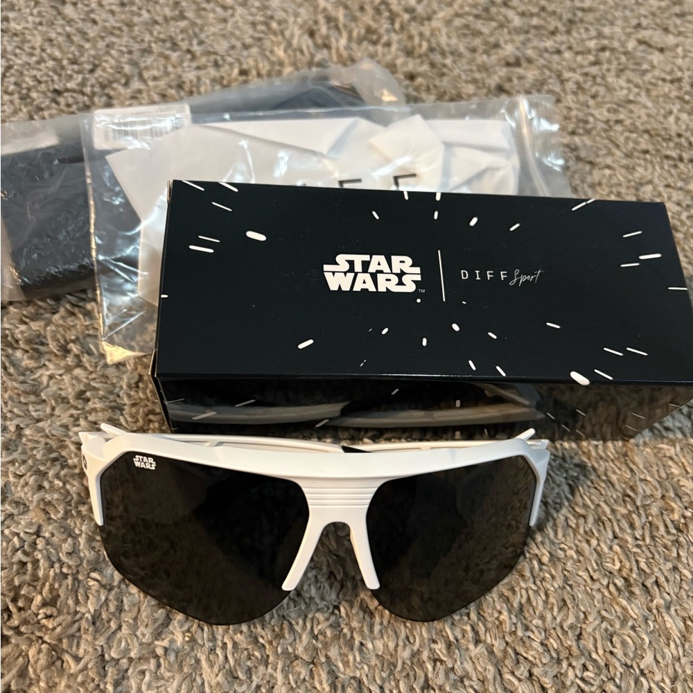 Diff Eyewear White Sunglasses with Dark Lenses